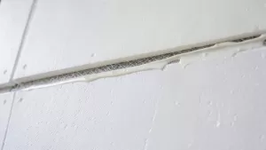 Druga warstwa kleju na elewacji