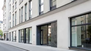 Elewacja frontowa a wejście do budynku