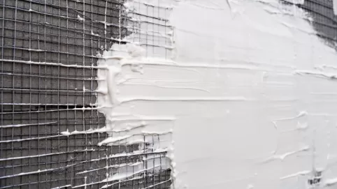 Gąbkowanie kleju na elewacji