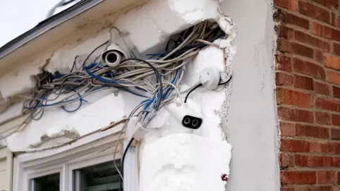 Kable w styropianie na elewacji