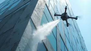 Mycie elewacji dronem