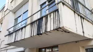 Zacieki na elewacji pod balkonem